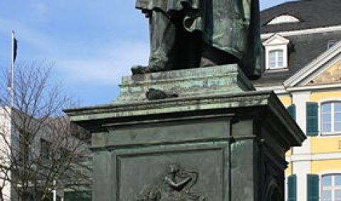 Das Beethoven Denkmal am Bonner Münsterplatz. Foto: Wikimedia Commons