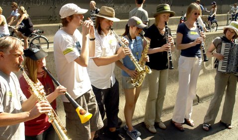 Die Improvisatoren von Echtzeitmusik beim Still-Leben A 40 in der Nähe von Bochum. Foto: Stefan Pieper