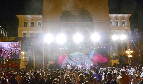 Großes Kino vor dem Opernhaus in Timișoara: das JazzTM Festival. Foto: Ralf Dombrowski