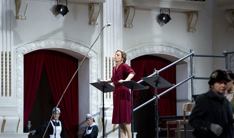 Frau ohne Schatten, mit Aufnahmemikro: Evelyn Herlitzius als Färberin in Christof Loys Salzburger Halb-Inszenierung. Monika Rittershaus