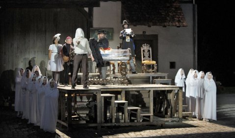 Wolfsschlucht im Burghof: Webers „Freischütz“ bei den Festspielen Schloss Glatt. Foto: Elko Baumgarten 