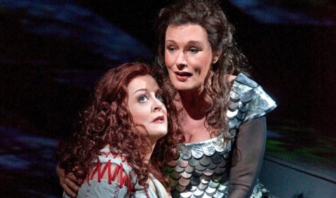 Deborah Voigt als Brünnhilde und Waltraud Meier als Waltraute in Wagners Götterdämmerung an der MET. Foto: Ken Howard/Metropolitan Opera