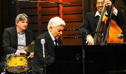 Monty Alexander, Frits Landesbergen und Hasan Shakur in der Stuttgarter Musikhochschule. Foto: Hans Kumpf