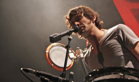 Geschicktes Wühlen im Popinventar. Gotye in München. Foto: Ralf Dombrowski