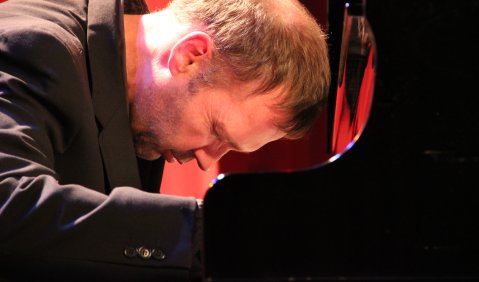 Eins mit dem Klavier: Lucas Heidepriem. Foto: Anneke Brüning