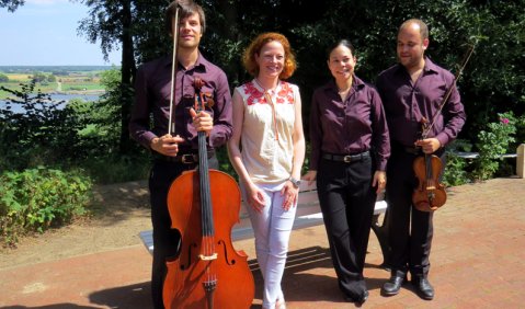 Hitzacker 2013: Festival-Intendantin Carolin mit dem Trio Rafale: Flurion Cuonz, Cello, Maki Wiederkehr, Klavier und Daniel Meller, Violine. Foto: Jutta de Vries 