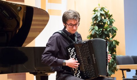 Festakt zur Eröffnung von „folkwang junior“ in Duisburg: Jacob Niller spielt das „Divertissement“ von Wolfgang Jacobi. Foto: Juan Martin Koch