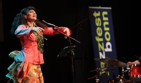 Erinnerungen an chinesische Oper und Ausdruckstanz: Maria João. Foto: Jazzfest Bonn