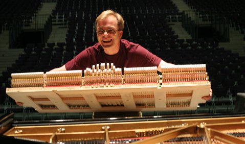 Im Inneren des Klavierklangs: Stefan Knüpfer, Protagonist der Dokumentation „Pianomania“. Foto: Farbfilm Verleih