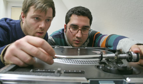 Samuel Mund und Keivan Aghamohseni. Foto: Isa Lange, Uni Hildesheim