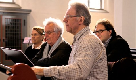 Dieter Schnebel (l.) und Manfred Schreier bei einer Probe zu „Mild und leise...“. Links im Hintergrund Dieter Schnebels Gattin, rechts der Musikjournalist Patrick Hahn. Foto: Ralf Fassloff