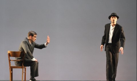 „Jetzt nicht“: Türhüter (Michael Tews) und Mann II (Gerson Sales) in Sciarrinos Kafka-Oper. Foto: Michael Hörnschemeyer