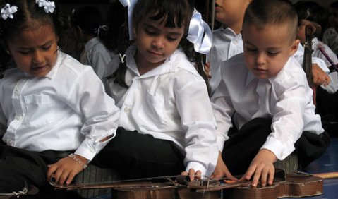 Erster musikalischer Kontakt: kleine Venezolaner mit Papierinstrumenten. Foto: www.el-sistema-film.com