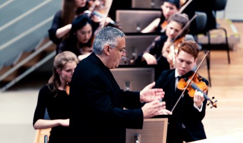 Zur Eröffnung des Crescendo-Festivals dirigierte Stefan Sanderling das Symphonieorchester der Universität der Künste Berlin. Foto: Daniel Nartschick