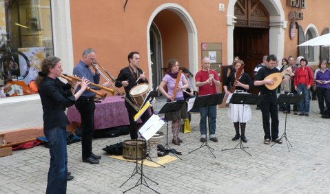 Stadtpfeifer beim Platzkonzert: Die "Capella della Torre" in der Regensburger Altstadt. Foto: Koch