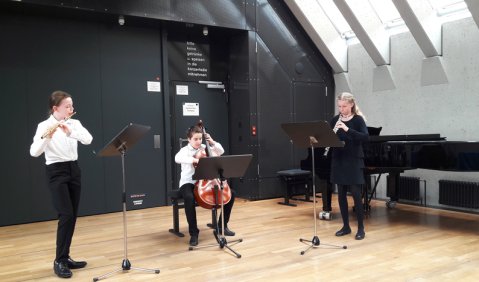 Festakt zur Gründung des „Zentrums für musikalische Exzellenzförderung Würzburg“: Béla Noll, Robert Schlotter und Klara Eyrich (v.l.n.r.) führen „Vibriert:innen“ von Béla Noll auf. Foto: Juan Martin Koch