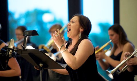 Kundry singt Jazz: Magdalena Wór und das Women’s Jazz Orchestra. Foto: © Germany.info; by Kaveh Sardari