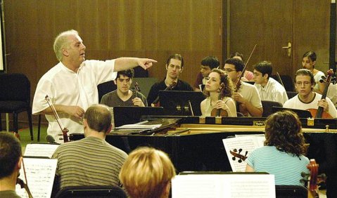 Daniel Barenboim und das Weste Eastern Divan Orchestra beim Proben. Foto: Warner Classics / Nina Large 