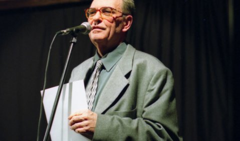 Richard Wiedamann bei der Eröffnung der Bayerisch-Böhmischen  Jazzbegegnungen 2001 zum 10-jährigen Bestehen des Bayerischen  Jazzinstituts im Leeren Beutel Regensburg (Foto: Scheiner)