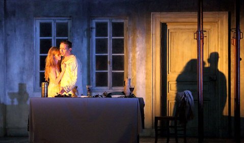 Schaurig schönes Mittelalter: Barbara Hannigan und Iestyn Davies in „Written on skin“. Foto: Wilfried Hösl