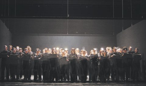 So wenig Realismus wie möglich: Jasmina Hadziahmetovíc setzt den Rundfunkchor Berlin in Szene. Foto: Matthias Heyde