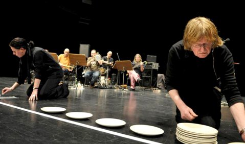 „Armes Theater“ mit Alltagsrequisiten: die Produktion „Himmel – Hölle – Ciel – Enfer“ in Saarbrücken. Foto: Christian Schu