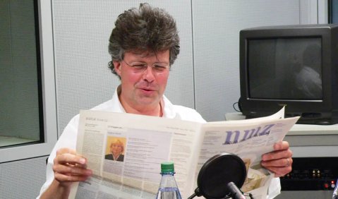 Christian Höppner bei der Lektüre eines wichtigen Informationsblattes der Musik. Foto: Hufner