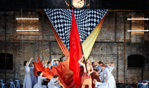 Sally du Randt udn der Opernchor im Augsburger Open-Air-Holländer. Foto: Nik Schölzel