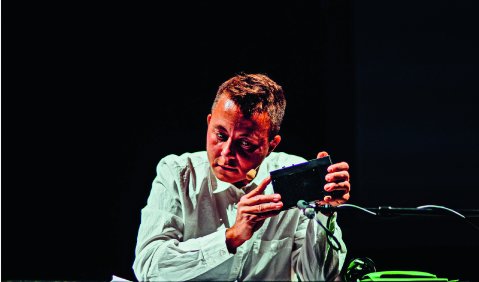 Komponist und Performer Neo Hülcker. Foto: privat