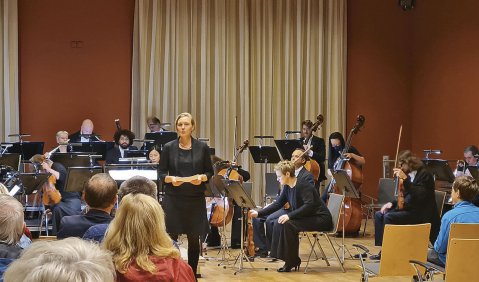 Eröffnungskonzert des 29. Tonkünstlerfestes im Gesellschftshaus Magdeburg mit der Mitteldeutschen Kammerphilharmonie Schönebeck unter Leitung von Jan Michael Horstmann, Eröffnungsrede Frau Lampadius.