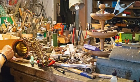 Wo die KI noch draußen bleiben muss: eine vollanaloge Saxophonwerkstatt. Foto: Martin Hufner Wo die KI noch draußen bleiben muss: eine vollanaloge Saxophonwerkstatt. Foto: Martin Hufner