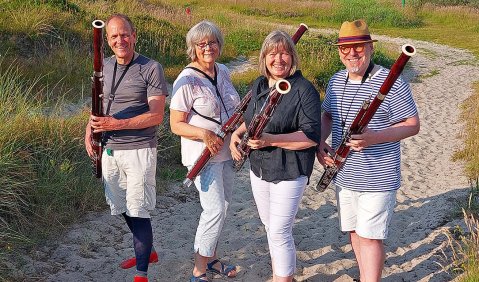 Vier Menschen mit Fagotten in den Dünen der ostfriesischen Insel