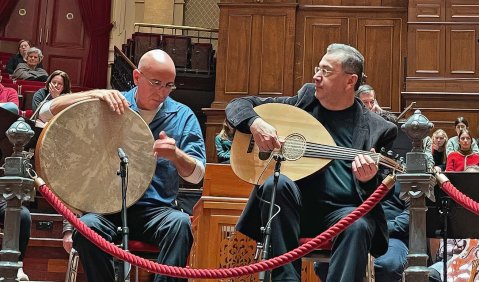 Die zwei Musiker mit einer Trommel (Daf) und einem lautenähnlichen Instrument Oud/Ud. Im Hintergrund eine Orgel.