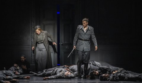 Edith Grossman, Zachary Wilson, Opernchor & Extrachor der Wuppertaler Bühnen. Foto: Matthias Jung Edith Grossman, Zachary Wilson, Opernchor & Extrachor der Wuppertaler Bühnen. Foto: Matthias Jung