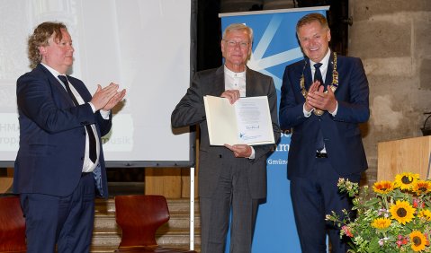 Der Bürgermeister von Schwäbisch Gmünd, Richard Arnold, (r.) hat dem Organisten Ludger Lohmann den „Preis der Europäischen Kirchenmusik“ überreicht. Links der Laudator Andreas Jacob. Foto: © Hartmut Hientzsch.