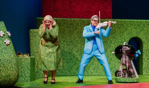 »Orpheus in der Unterwelt« von Jacques Offenbach an der Musikalischen Komödie Leipzig – Eurydike (Friederike Meinke), Orpheus (Jeffery Krueger). © Kirsten Nijhof »Orpheus in der Unterwelt« von Jacques Offenbach an der Musikalischen Komödie Leipzig – Eurydike (Friederike Meinke), Orpheus (Jeffery Krueger). © Kirsten Nijhof