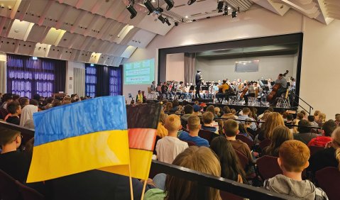 Mit ihren Schulkonzerten begeistert die Philharmonie Südwestfalen. Dieses Mal geht es auf einen musikalischen „Weltenbummel“ – auch im Bürgerhaus Bad Berleburg. Foto: Claudia Irle-Utsch