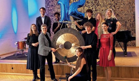 Startgong für die HMTM Young Academy. In der Reihe oben: Dominik Pensel (li.) und Martina Bauer (re.). Foto: Koch Startgong für die HMTM Young Academy. In der Reihe oben: Dominik Pensel (li.) und Martina Bauer (re.). Foto: Koch