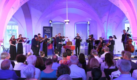 Niklas Liepe und das Stuttgarter Kammerorchester bei den „Goldberg Reflections“. Foto: Ansgar Klostermann