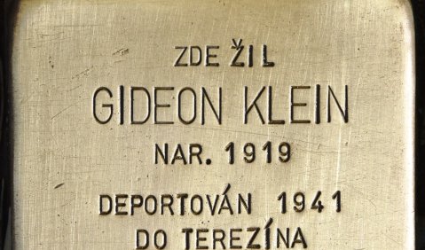 „Zde žil“ – „hier lebte“ Gideon Klein – in der Rašínovo nábřeží (Rašín Kai) 1696/66 in Prag. Mehr erfahren wir hier nicht von ihm – aber das Wichtigste: sein Name wird genannt! Foto: © wikimedia (Francisco Peralta Torrejón)