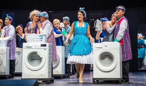 Evmorfia Metaxaki (Hanna Glawari), Chor des Theater Lübeck. Foto: Olaf Malzahn