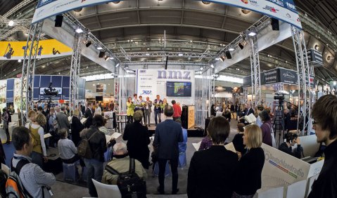 Musikmesse Frankfurt 2014 – Offenes Singen mit Michael Gohl, dem Autor des neuen Chor- und Liederbuches „Sing along – sing mit!“ (C.F. Peters), im nmz-TV-Studio. Foto: Martin Hufner