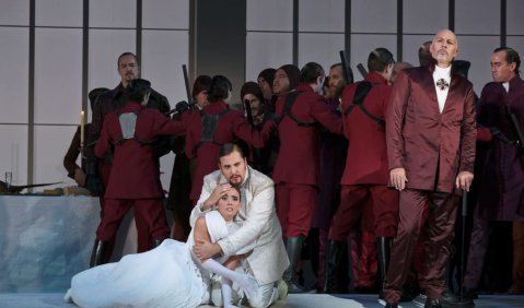  Les Huguenots (saison 18/19) - Ermonela Jaho (Valentine), Florian Sempey (Le Comte de Nevers), Paul Gay (Le Comte de Saint-Bris). Foto: © Agathe Poupenay / OnP