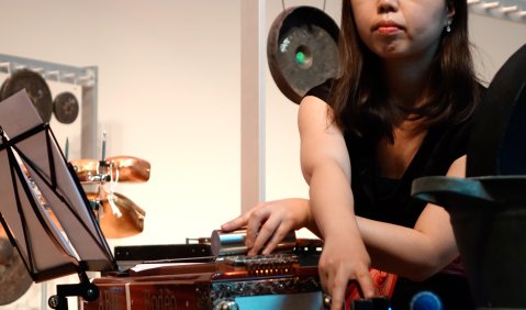 Yuka Ohta, Schlagwerk, Pedal Steel Guitar. Foto: Stefan Pieper