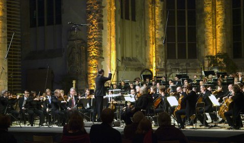 „Die Reise ins Licht“: das MDR-Sinfonieorchester unter Lawrence Renes in der Magdeburger Johanniskirche. Foto: Kees van Eysden