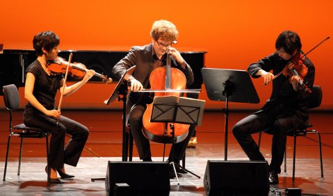 Das Ensemble triple///strings. Foto: www.triplestrings.com